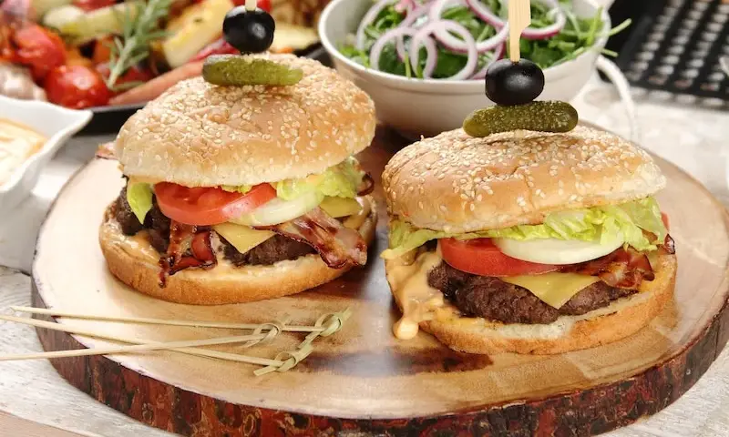 Jakie mięso na burgery wołowe, aby uzyskać soczyste i pyszne efekty