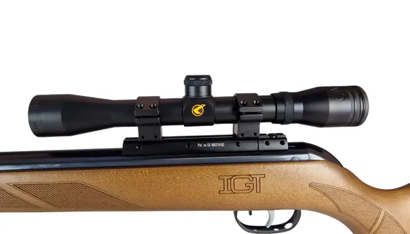 Wiatrówka Gamo Hunter Maxxim IGT 4.5 mm z lunetą, gotowa do akcji.