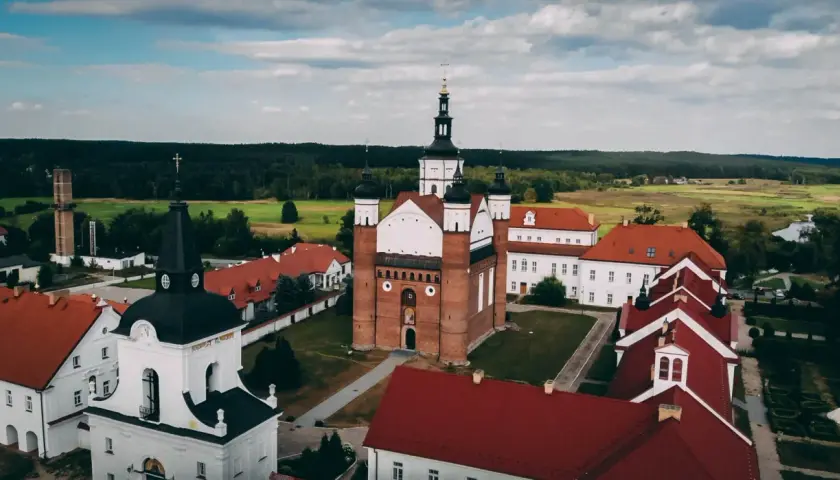 Klasztor w Supraślu, jedna z pereł Podlasia, to wspaniałe miejsce, które warto odwiedzić, planując wycieczkę po atrakcjach Białegostoku i okolic.