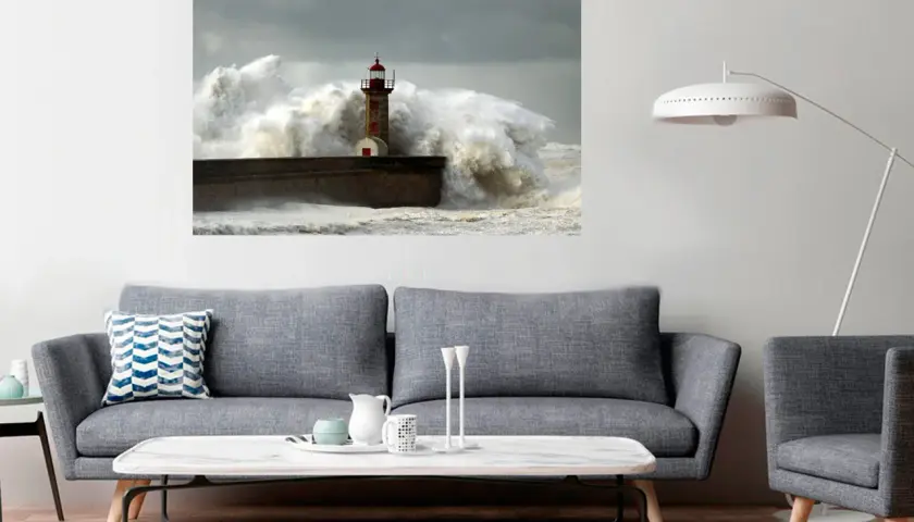 Un cuadro de un faro resistiendo olas gigantescas en un día tormentoso.