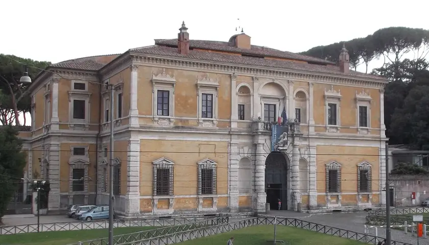 Villa Giulia, sede del Museo Etrusco, con la sua facciata gialla e le finestre decorate.