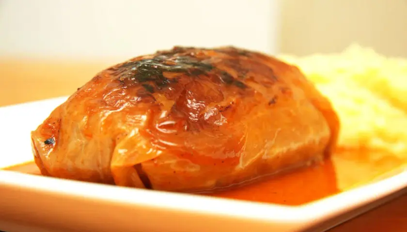 Bistro pieczone gołąbki w sosie pomidorowym, podane z purée ziemniaczanym. Apetyczny, złocisty kolor i aromatyczny sos zachęcają do spróbowania.