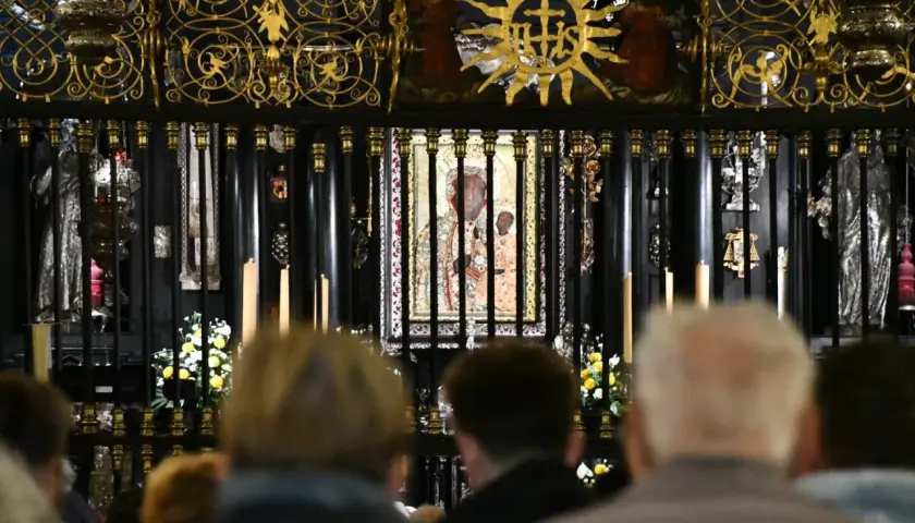 Jasna Góra: wierni modlą się przed obrazem Matki Bożej, składając swoje intencje mszalne.