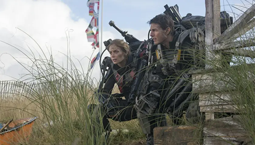 Emily Blunt och Tom Cruise i sina exosuits, redo för strid. Rollistan i Edge of Tomorrow är redo att möta fienden.
