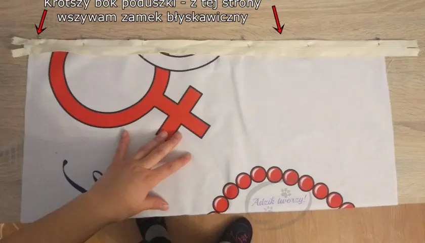 Krótszy bok poduszki, na którym wszywam zamek błyskawiczny. To pierwszy krok, jak uszyć pościel.
