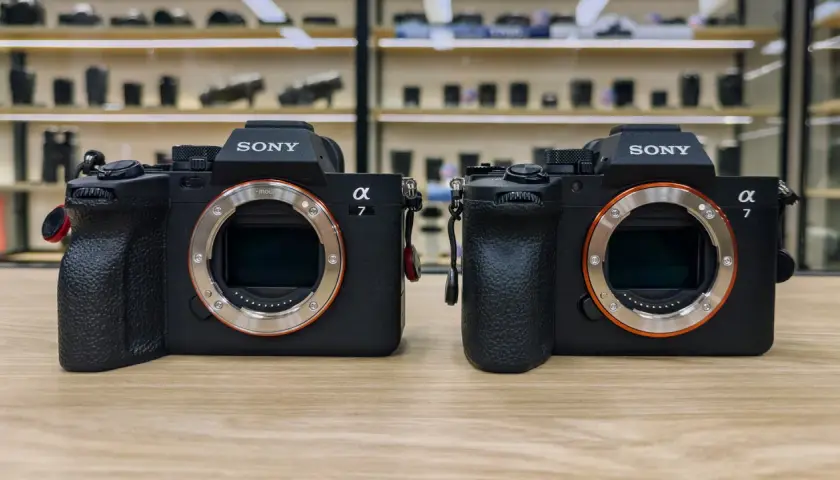 Dwa aparaty Sony Alpha 7 na drewnianym blacie, gotowe do testów.