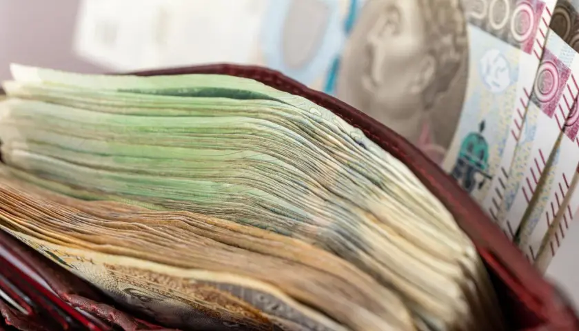 Stos banknotów w portfelu. Ile jest pieniędzy w Polsce? Tego nie wiemy, ale na pewno sporo!