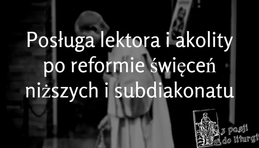 Akolita w szatach liturgicznych, na tle napisu o posłudze lektora i akolity po reformie święceń.