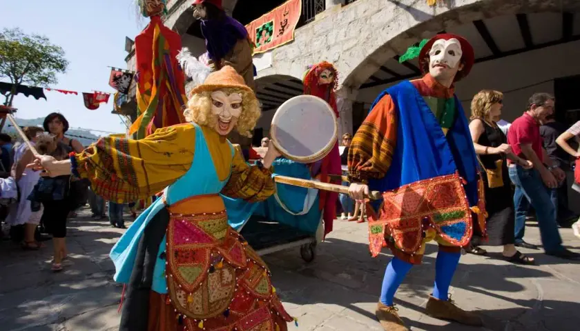 Recreación del desembarco de Carlos V en Laredo. Personajes con máscaras y trajes de época, uno toca un tambor.