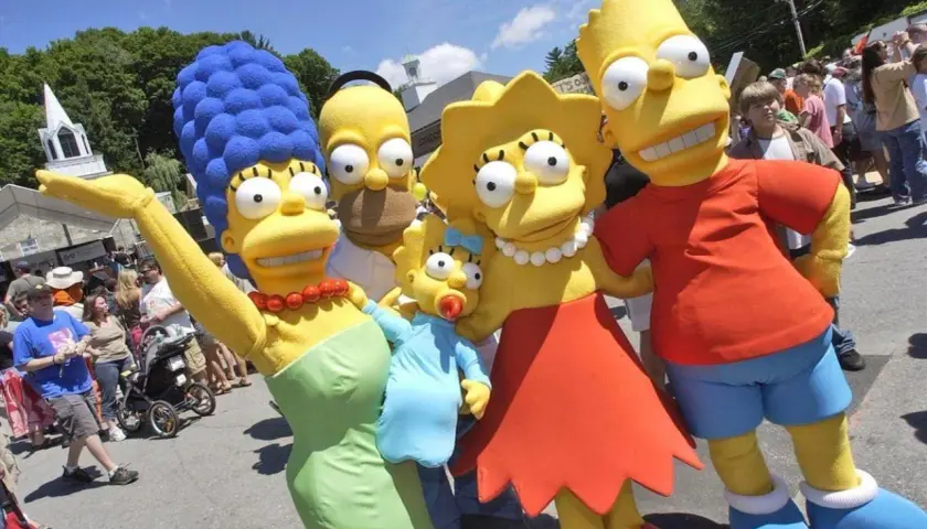 Familjen Simpson i Sverige! Marge, Homer, Lisa, Maggie och Bart poserar glatt för en bild.