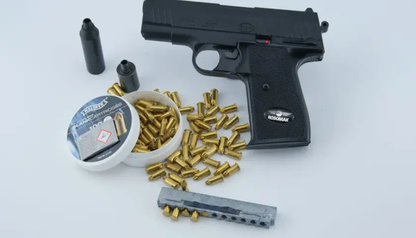 Pistolet hukowy RÖM, naboje 9mm i magazynek. Pozwolenie na broń hukową 9mm nie jest wymagane do posiadania tego zestawu.