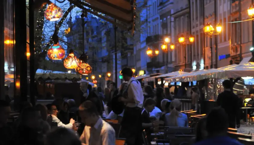 Wieczorny gwar kawiarnianego ogródka. Kolorowe lampiony i uliczne latarnie tworzą magiczną atmosferę. Może to właśnie tutaj odbywa się ostatni kawalerski wieczór?