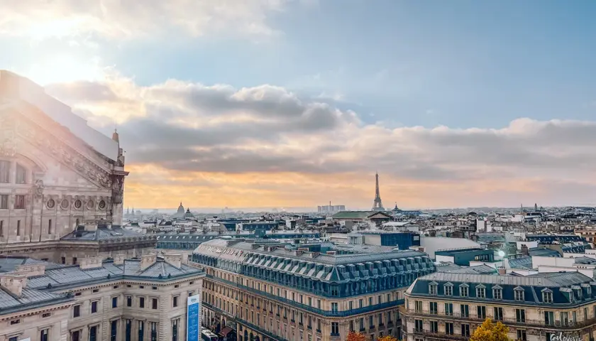 Dachlandschaft von Paris mit Eiffelturm im Hintergrund. Tolle Paris Tipps für deinen nächsten Städtetrip!