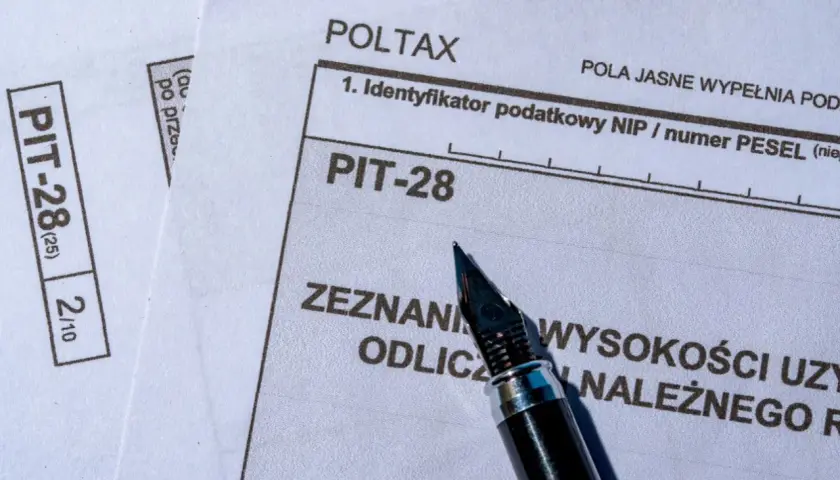 Formularz PIT-28, gotowy do wypełnienia. Zeznanie podatkowe, które może dotyczyć np. podatek od wynajmu mieszkania. Pióro czeka.