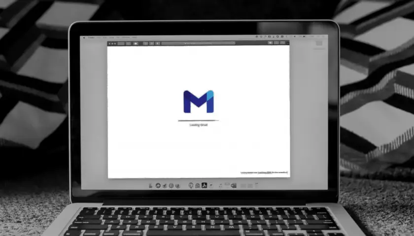 Przykładowy mail po angielsku: ekran laptopa z ładowaniem Gmail.