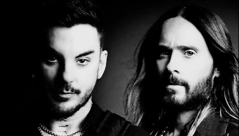 Jared Leto i jego zespół w czarno-białym kadrze.