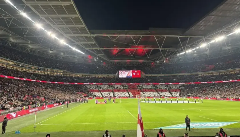 Stadion pełen kibiców podczas meczu ligi angielskiej. Na telebimie wynik 0:0.