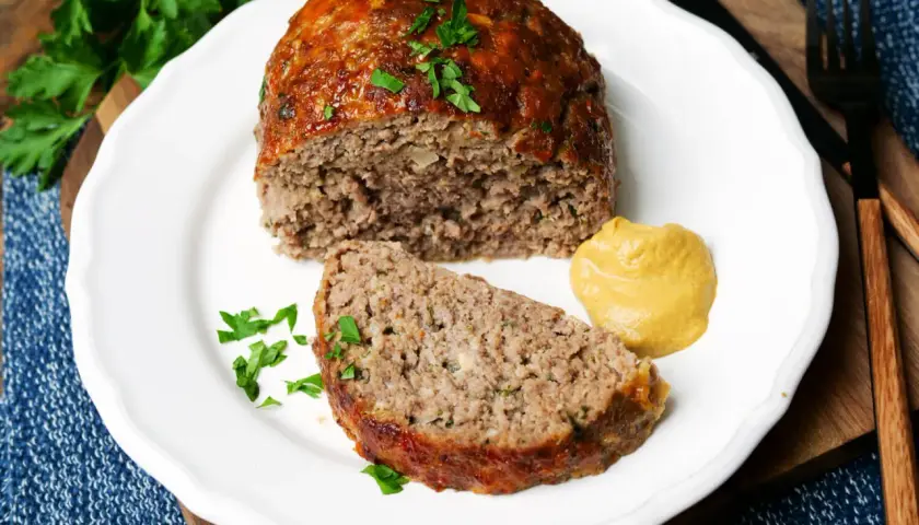 Saftiger Hackbraten, perfekt für ein schnelles Hackbraten Rezept. Mit Senf und Petersilie garniert, ein Genuss!