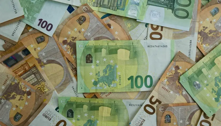 Des billets de 100 et 50 euros sont entassés. Attention, un paiement en espèces supérieur à 1000 € est sanctionné.