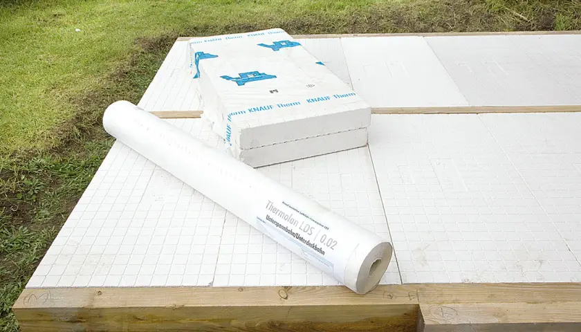 Materialien für das Gartenhaus bauen: Dämmplatten und Rolle liegen bereit.