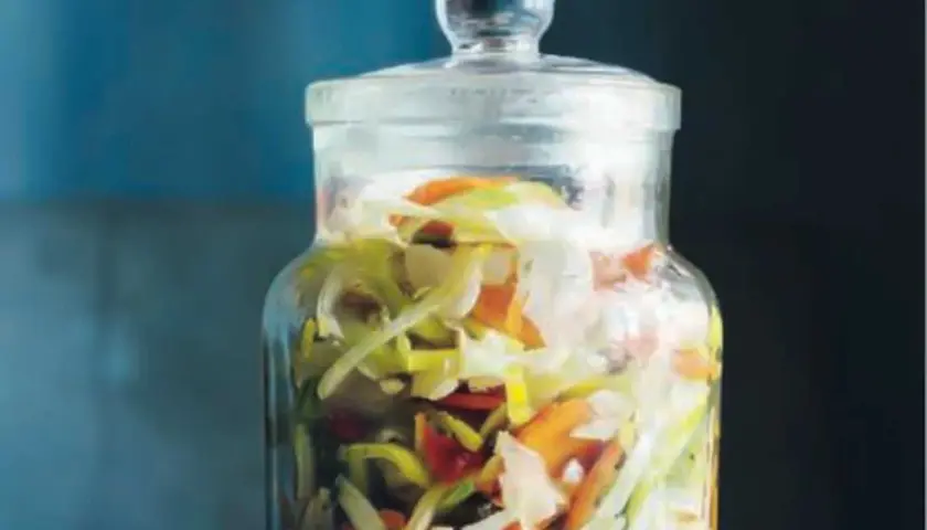 En glasburk fylld med färgglada grönsaker, redo för en 3 veckors sallad.