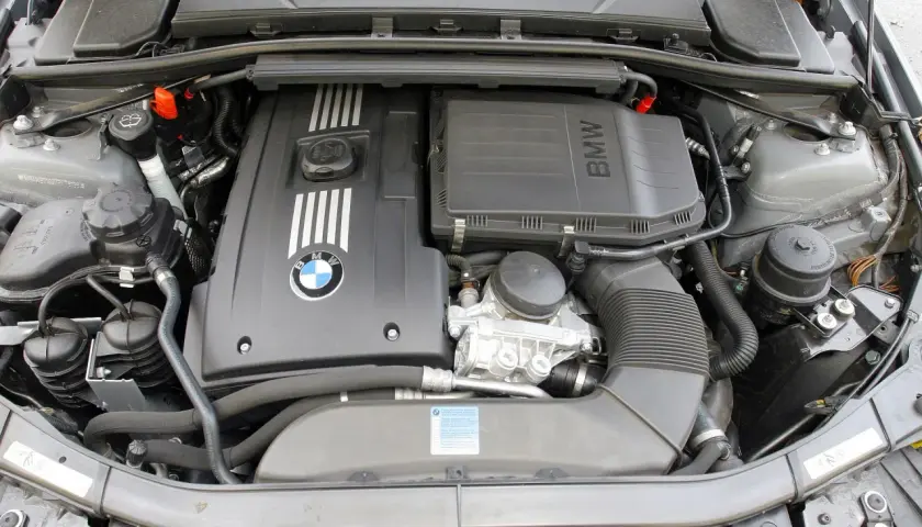 Silnik BMW E90 2.0 benzyna, czysty i zadbany, gotowy do jazdy.