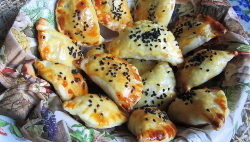 Przepis na pierożki z ciasta francuskiego: Krok po kroku + Porady
