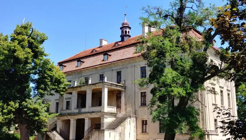 Pałac w Sokolnikach: Fascynująca historia i architektura czekają