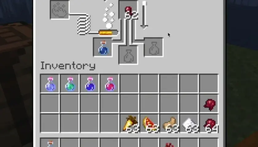W ekwipunku gracza Minecraft widać sfermentowane oko pająka, gotowe do użycia w stoisku alchemicznym.