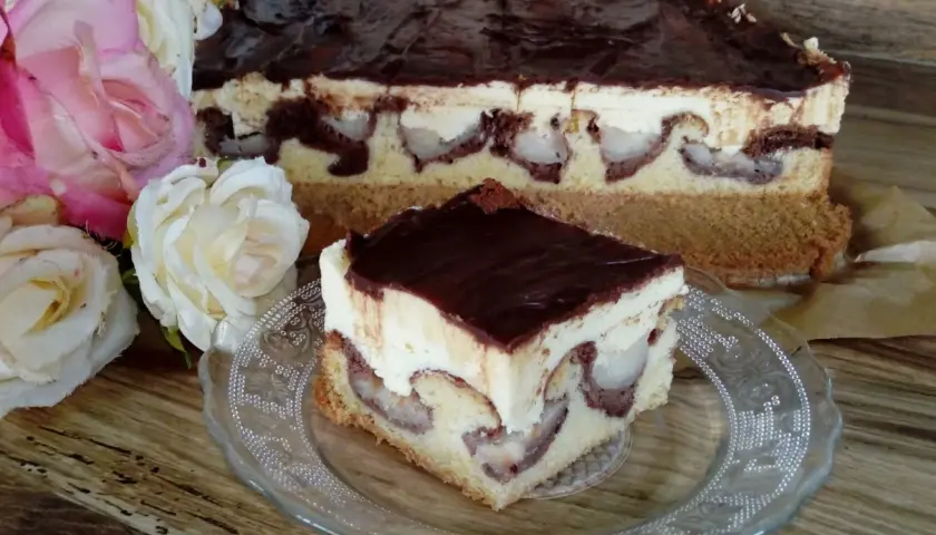 Ciasto Fale Dunaju, stary przepis babci. Warstwy biszkoptu, kremu, czekolady i owoców tworzą falisty wzór.