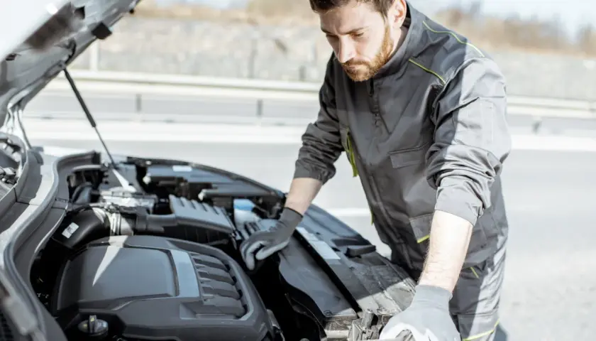 Mecánico revisa el motor de un coche que da tirones al acelerar.