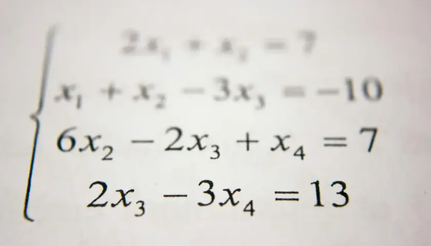 Układ równań liniowych, gdzie wyrażenia algebraiczne przykłady pokazują zależności między zmiennymi x₁, x₂, x₃, x₄.