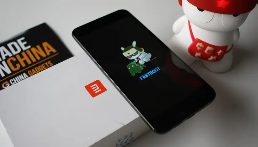 Telefon Xiaomi w trybie **fastboot co to**? Widoczny ekran z logo Androida i postacią Mi Bunny. Obok pudełko i figurka Mi Bunny.