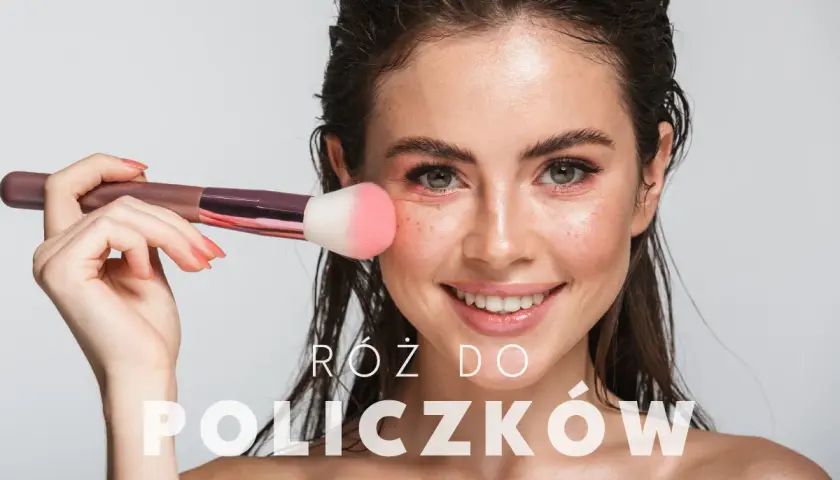Uśmiechnięta kobieta nakłada róż do policzków pędzlem. Dowiedz się, jak dobrać róż, by uzyskać naturalny efekt.