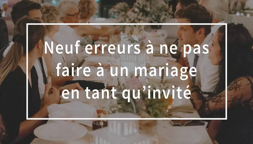 Des invités discutent autour d'une table lors d'un mariage. Le texte superposé indique "Neuf erreurs à ne pas faire à un mariage en tant qu'invité".