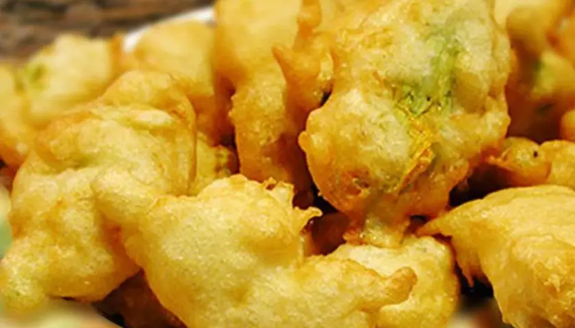Fiori di zucca fritti in pastella croccante, un classico antipasto italiano.