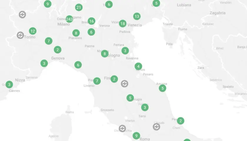 Mappa delle colonnine elettriche in autostrada, con indicatori numerici per le stazioni di ricarica in Italia e zone limitrofe.