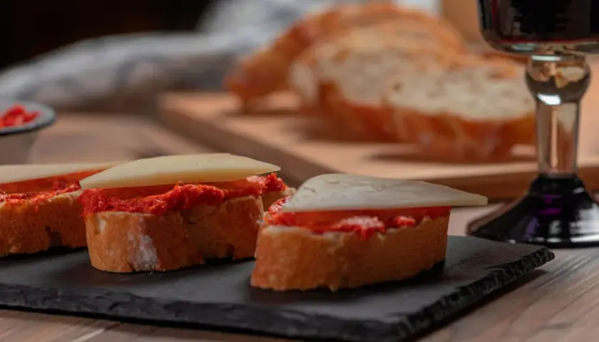 Pan de sobrasada con queso, un bocado delicioso.