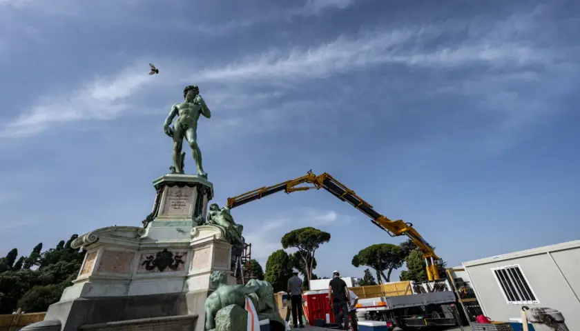 La copia del David di Michelangelo si trova a Piazzale Michelangelo, Firenze. Una gru è visibile vicino alla statua.