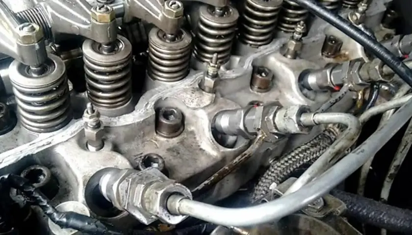 Detalle de un motor diésel con resortes, válvulas y una bomba de inyección.
