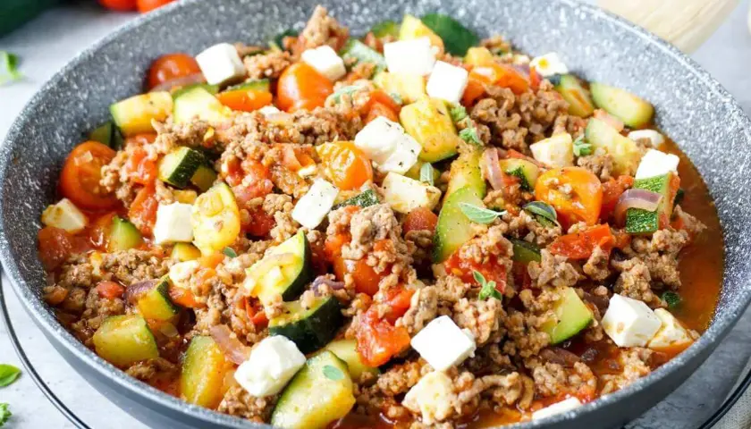 Herzhafte zucchini hackfleisch pfanne mit Tomaten und Feta.