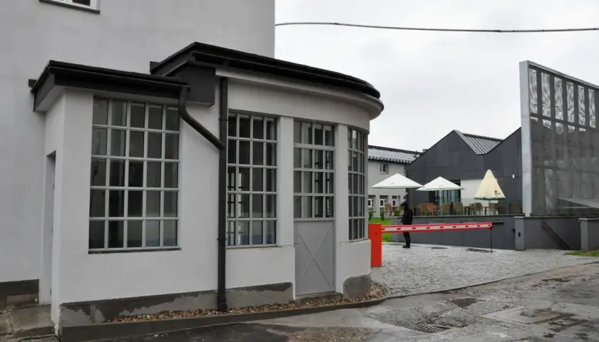 MOCAK Kraków: przewodnik po sztuce i Fabryce Schindlera warto?