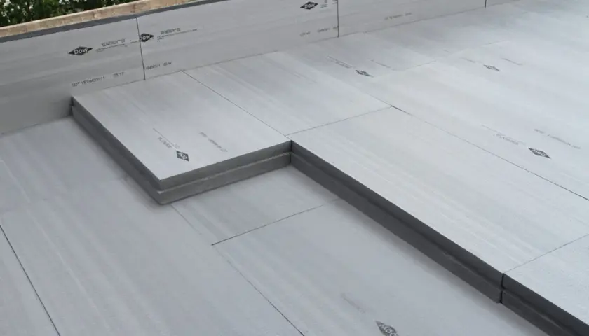 Pannelli calpestabili per solai in polistirene estruso, pronti per l'installazione su una copertura.