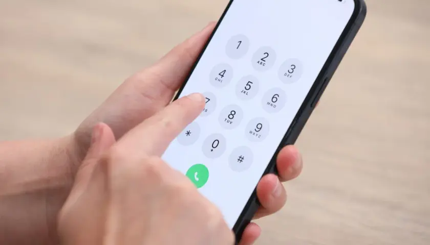 Dłoń wybiera numer na telefonie. Czy to połączenie alarmowe? "Ice co to?" - może ktoś pyta o pomoc.