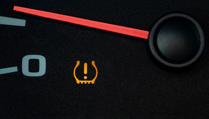 Kontrolka TPMS co to? Oznacza niski poziom ciśnienia w oponach. Czas sprawdzić ciśnienie!
