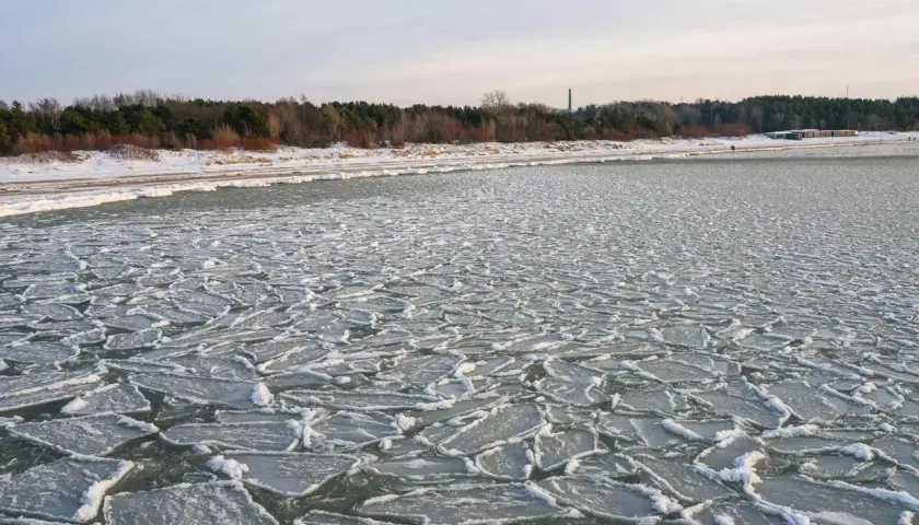Lodowy krajobraz Bałtyku, który choć nie jest oceanem, zimą potrafi zamarznąć, tworząc takie widoki.