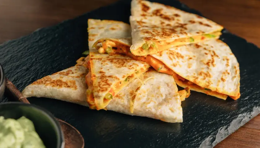 Jak piec quesadillę w piekarniku, aby była chrupiąca i smaczna