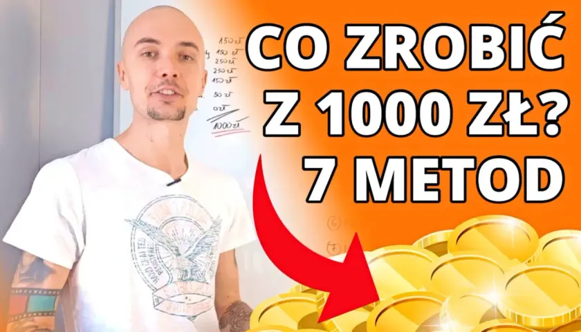 Jak inwestować pieniądze? Mężczyzna z tablicą wyjaśnia 7 metod na pomnożenie 1000 zł. Złote monety symbolizują zysk.
