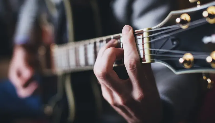 Muzyka klasyczna w filmach: jak wzbogaca kinowe doświadczenia?