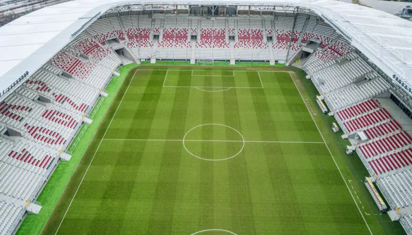 Stadion ŁKS z lotu ptaka, zielona murawa i puste trybuny. Pojemność stadionu robi wrażenie.
